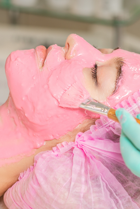 Woman receiving a hydrojelly mask